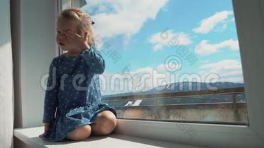孩子在窗外与世隔绝，哭着想在外面玩.. 一个小女孩撞到玻璃上